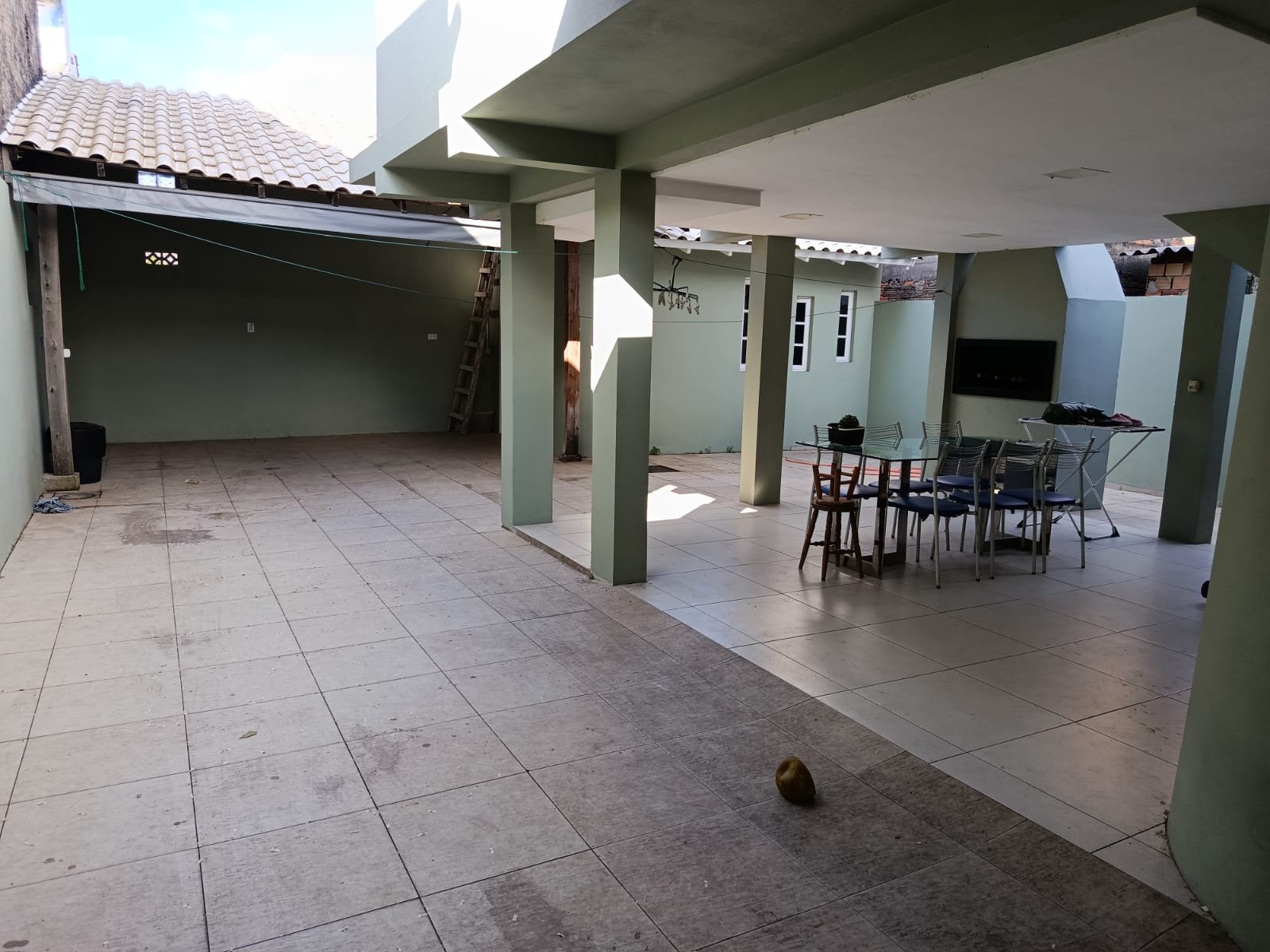 ACONCHEGANTE CASA DE 3 QUARTOS, SUÍTE, SOCIAL, CLOSET, PÁTIO C/CHURRASQUEIRA E GARAGEM