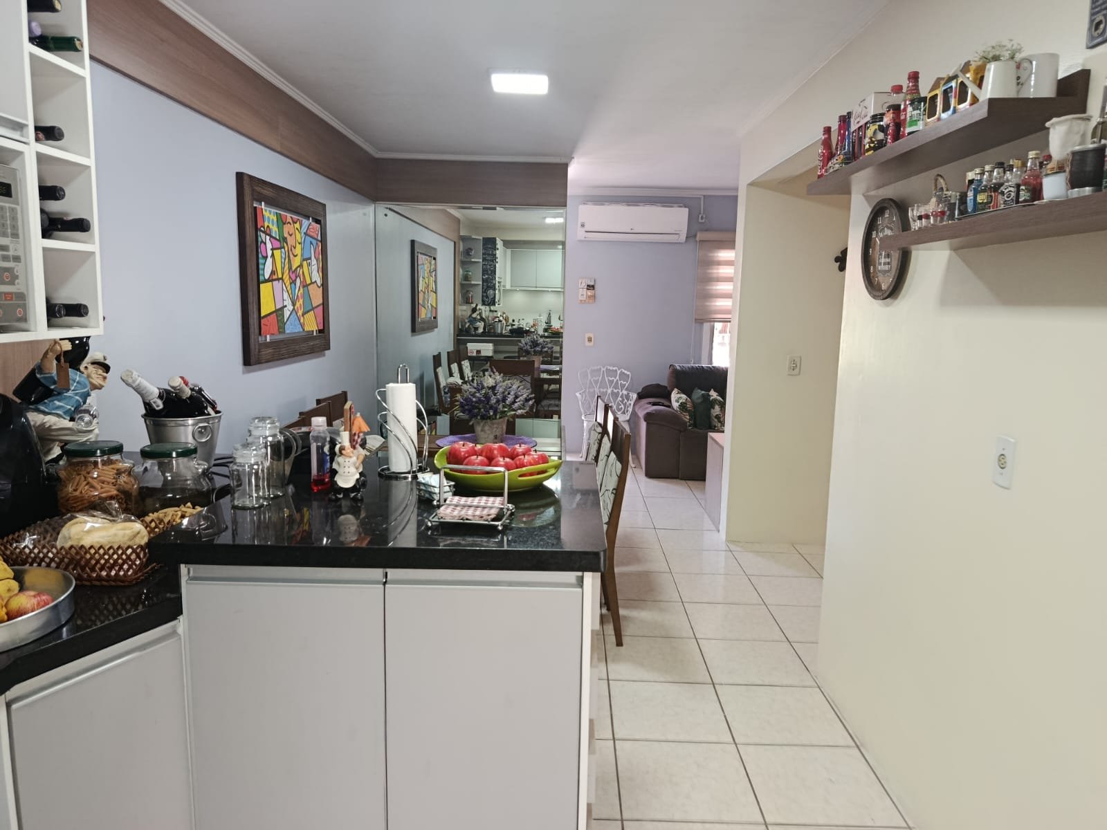 AGRADÁVEL CASA EM CONDOMÍNIO COM 2 DORMITÓRIOS, REFORMADA, SEMI MOBILIADA, GARAGEM 2 CARROS — foto 2