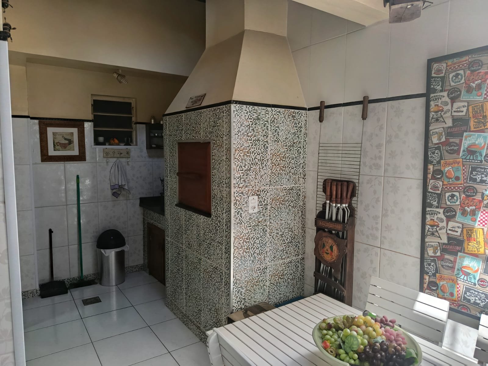 AGRADÁVEL CASA EM CONDOMÍNIO COM 2 DORMITÓRIOS, REFORMADA, SEMI MOBILIADA, GARAGEM 2 CARROS — foto 3