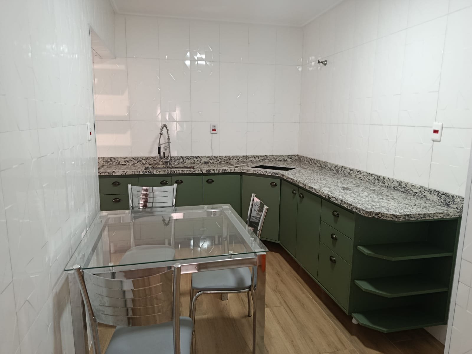 APARTAMENTO 2 QUARTOS, BOX DUPLO ESCRITURADO, REFORMADO BEM LOCALIZADO.