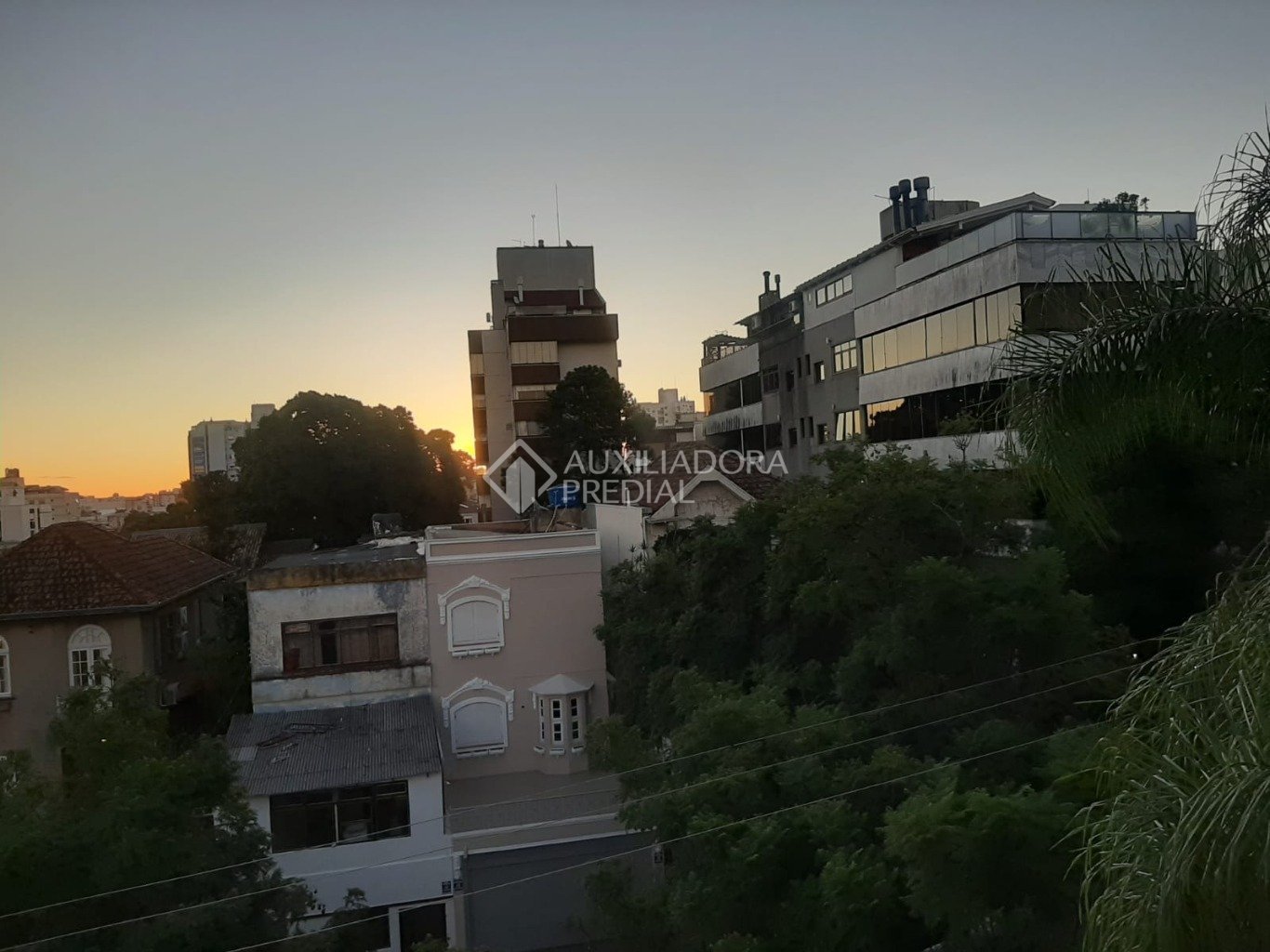 APARTAMENTO 3 QUARTOS, UM SENDO SUÍTE, VISTA LIVRE, BANHO AUXILIAR E BOX COBERTO. — foto 3
