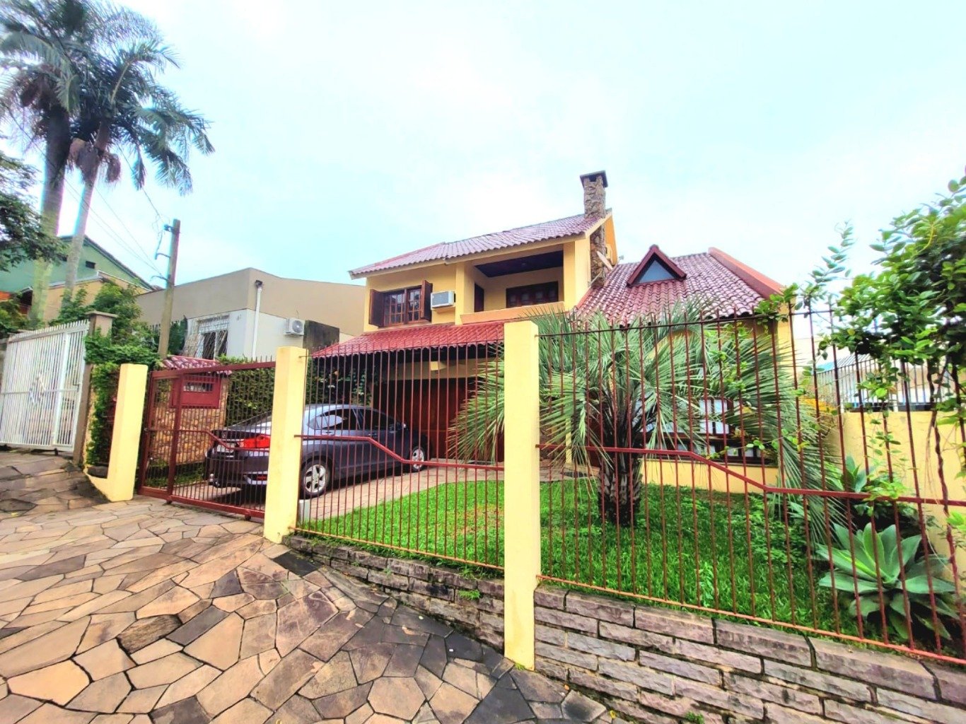 CASA 3 QUARTOS COM SUITE C/BANHEIRA DE HIDRO PISCINA E GARAGEM PARA 2 CARROS 