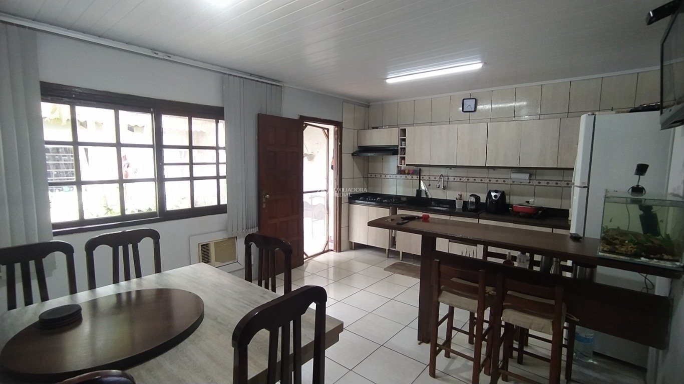CASA 3 QUARTOS, PÁTIO, PISCINA E ESPAÇO PARA 3 CARROS.