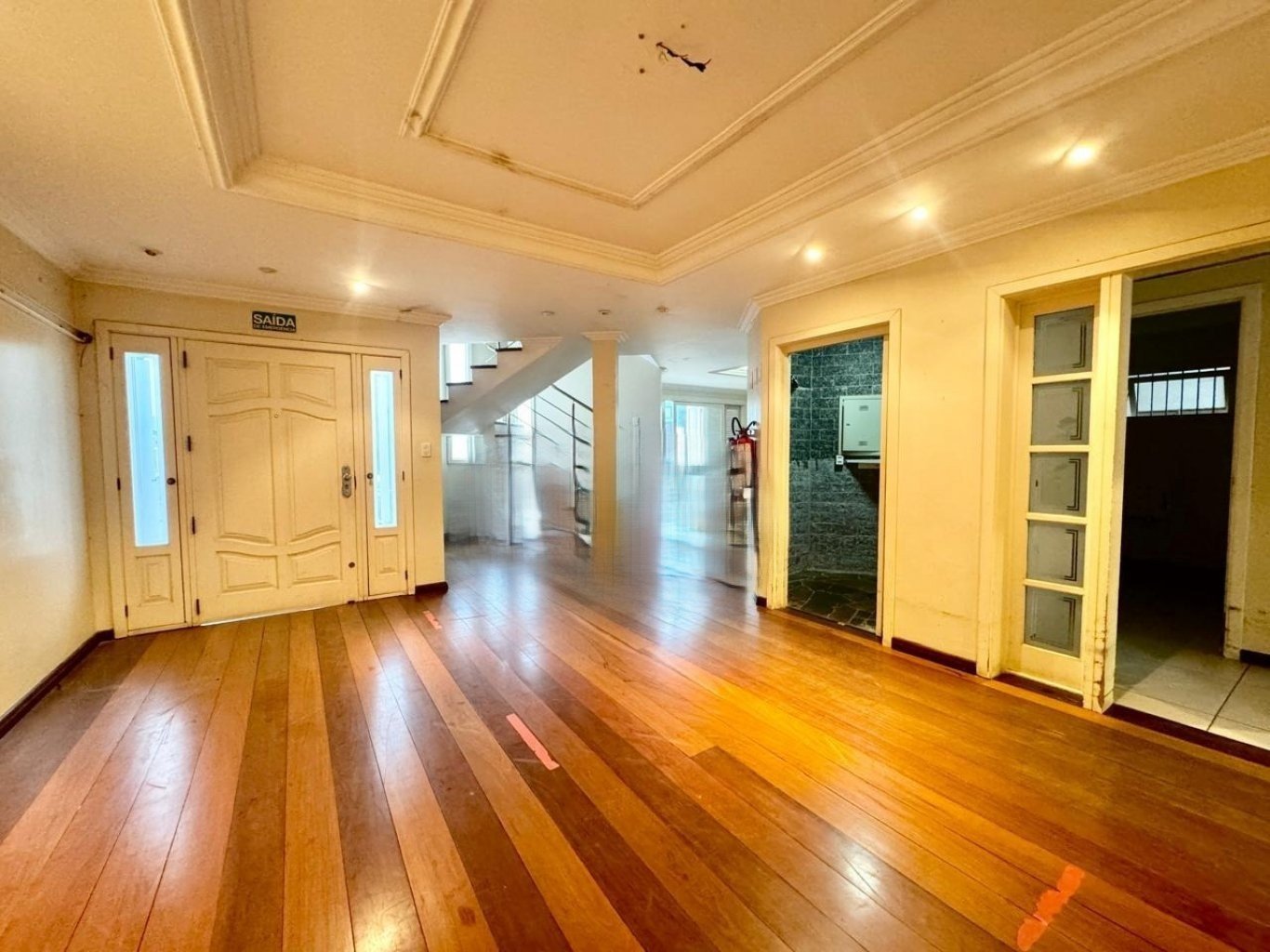CASA COM 4 QUARTOS, SUÍTE, GARAGEM P/3 CARROS, PÁTIO, ADEGA, LAREIRA E SALÃO DE FESTAS
