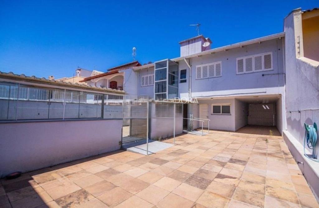 CASA COM 4 QUARTOS, SUÍTE, GARAGEM P/3 CARROS, PÁTIO, ADEGA, LAREIRA E SALÃO DE FESTAS — foto 3