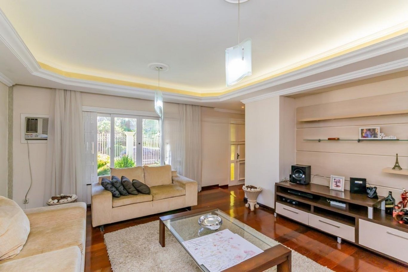CASA COM 4 SUÍTES, HOME OFFICE,  ESPAÇO GOURMET, GARAGEM 3 CARROS.