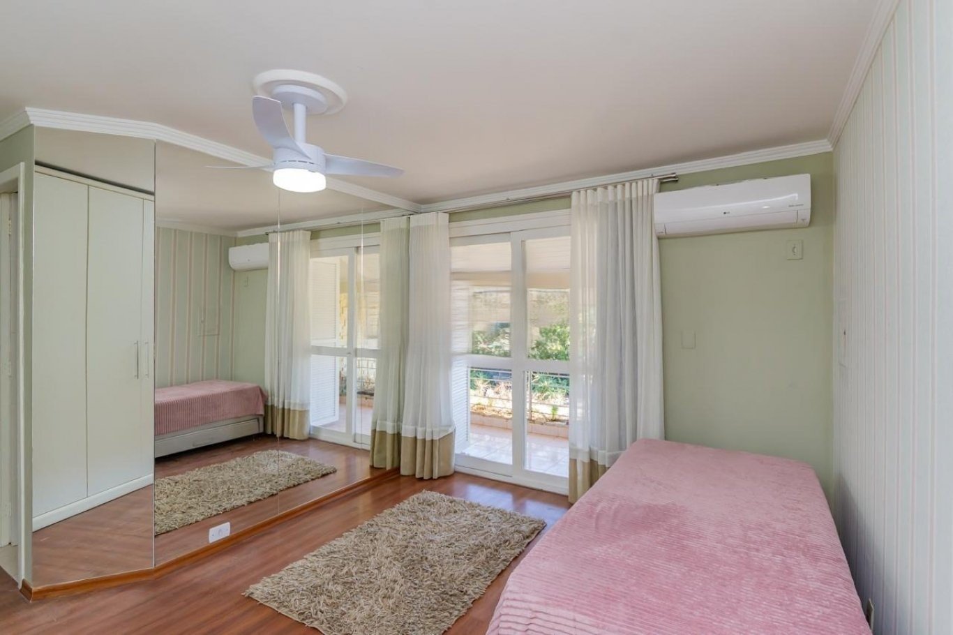 CASA COM 4 SUÍTES, HOME OFFICE,  ESPAÇO GOURMET, GARAGEM 3 CARROS. — foto 2