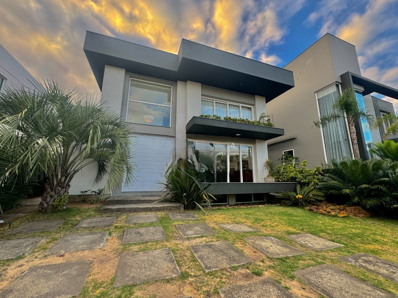 CASA EM CONDOMÍNIO COM 3 QUARTOS, SUÍTE COM HIDRO E CLOSET, TERRAÇO, 1 VAGA  E INFRA ESTRUTURA