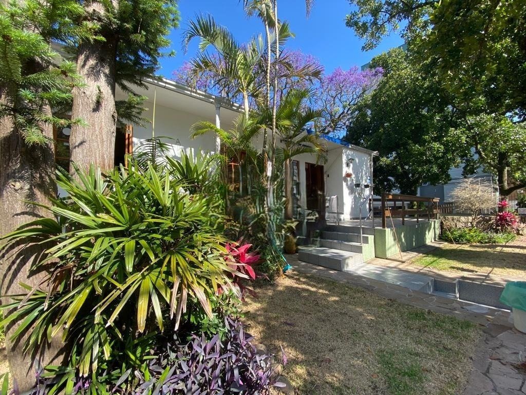 CASA ESTILO SOBRADO, 3 QUARTOS, SUÍTE, ESPAÇO P/6 CARROS E ELEVADOR PRIVATIVO