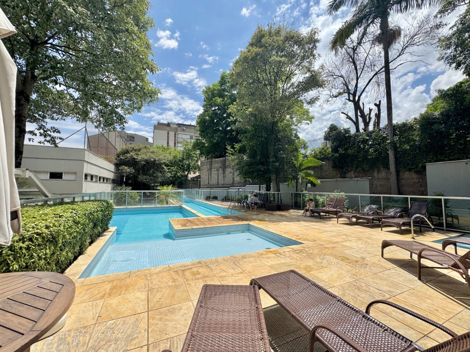 DOIS DORMITÓRIOS, SUITE, BOX ESCRITURADO EM UM CONDOMÍNIO COM QUADRA DE TENIS E PISCINA COM RAIA  — foto 3