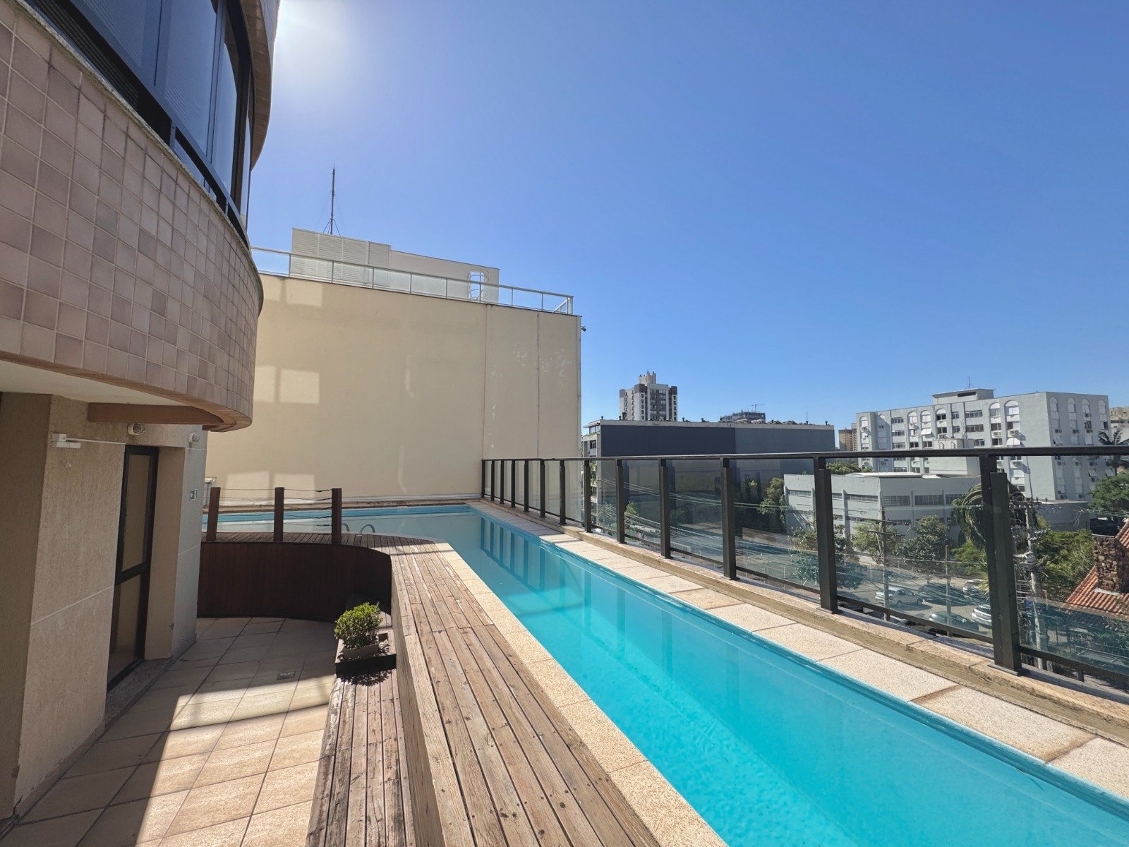 DOIS QUARTOS, SUÍTE, ANDAR ALTO COM VISTA IMPAGÁVEL DA CIDADE E DOIS BOX COBERTOS E INFRAESTRUTURA. — foto 2