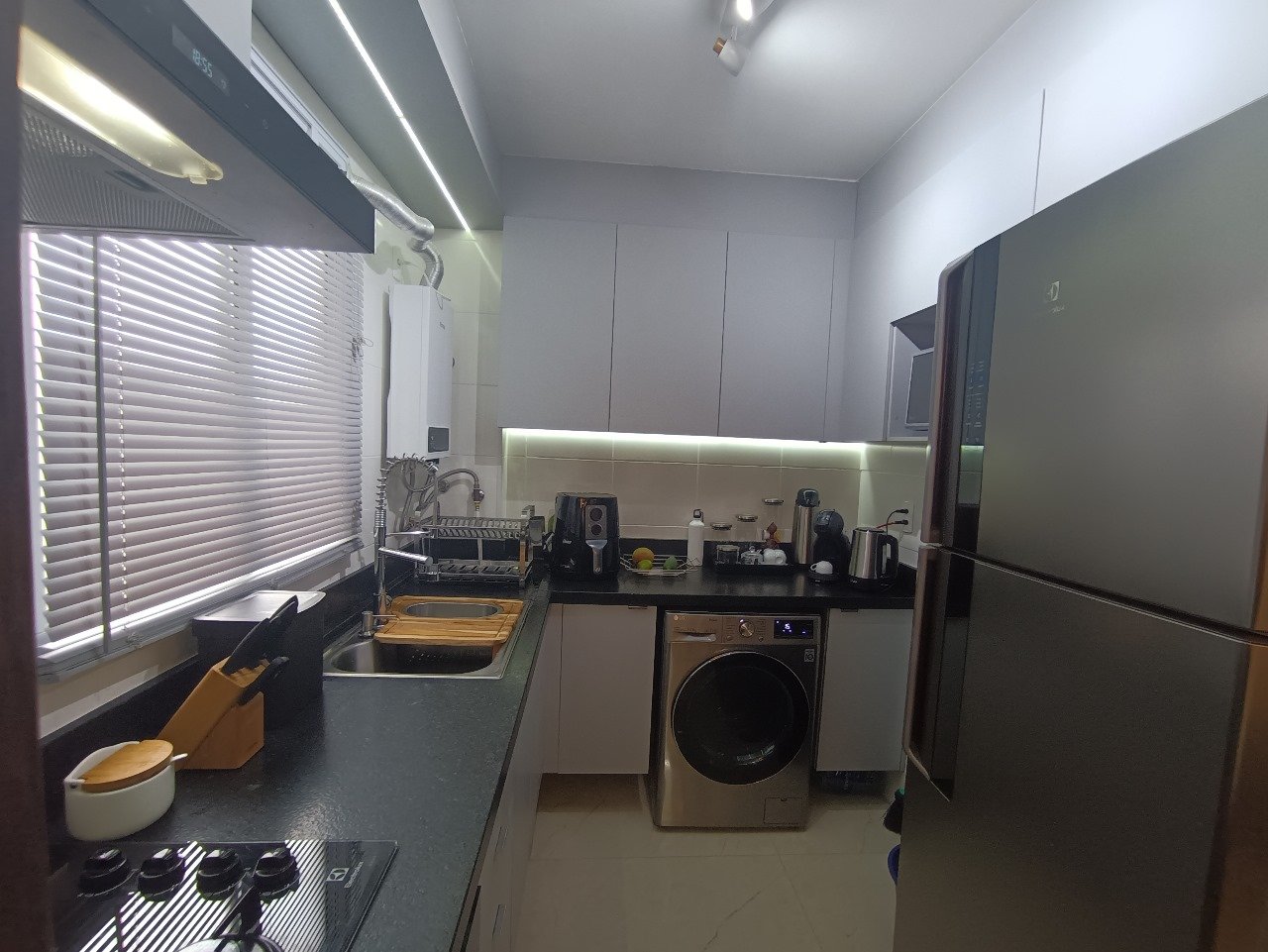 ELEGANTE APARTAMENTO 2 QUARTOS, REFORMADO, DECORADO, MOBILIADO E COM VAGA FIXA.
