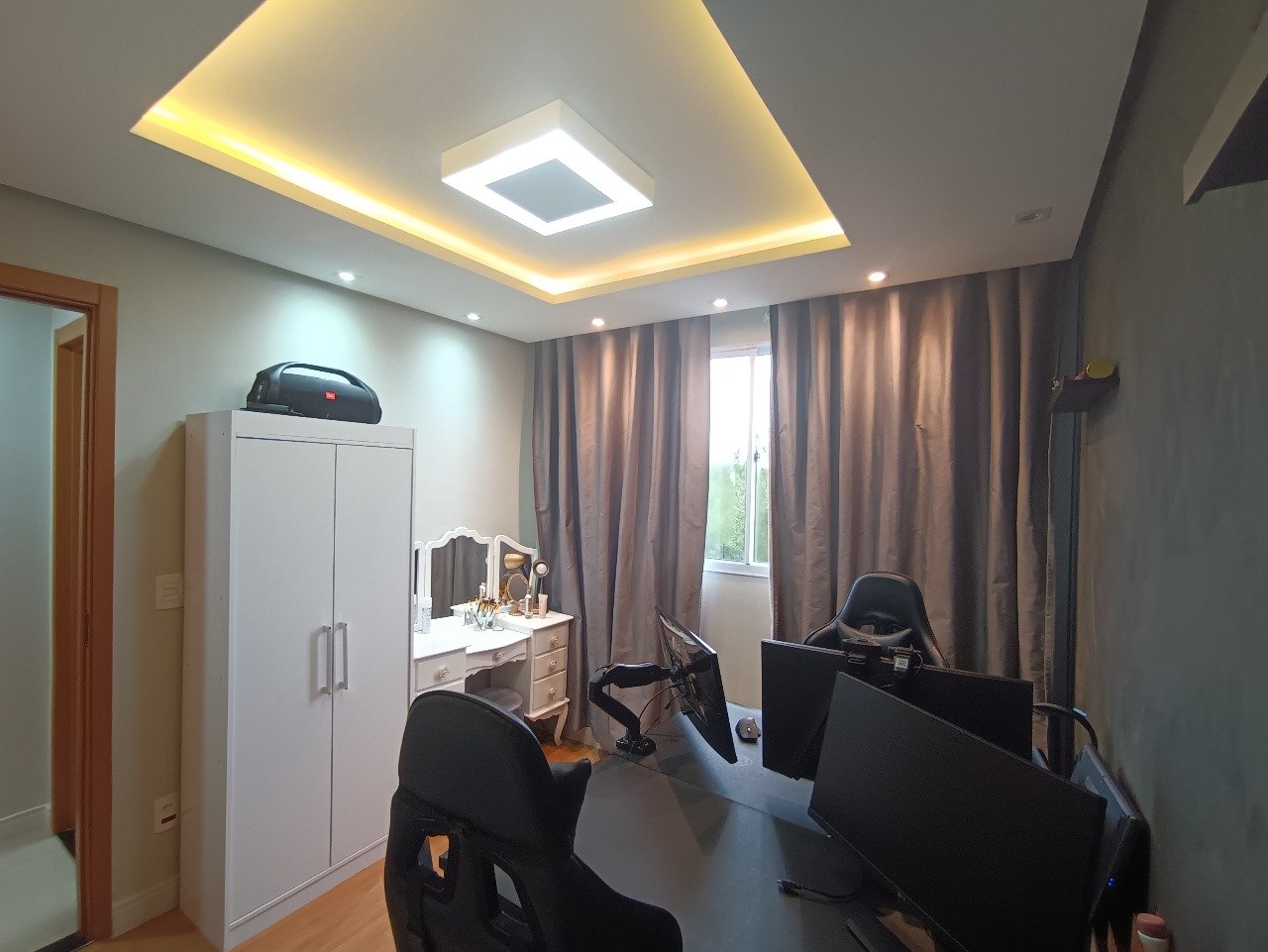 ELEGANTE APARTAMENTO 2 QUARTOS, REFORMADO, DECORADO, MOBILIADO E COM VAGA FIXA. — foto 2