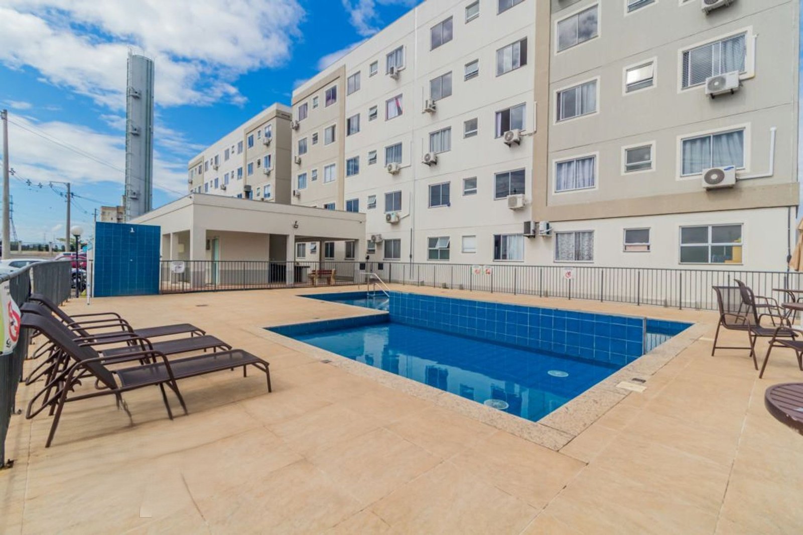ELEGANTE APARTAMENTO 2 QUARTOS, REFORMADO, DECORADO, MOBILIADO E COM VAGA FIXA. — foto 3
