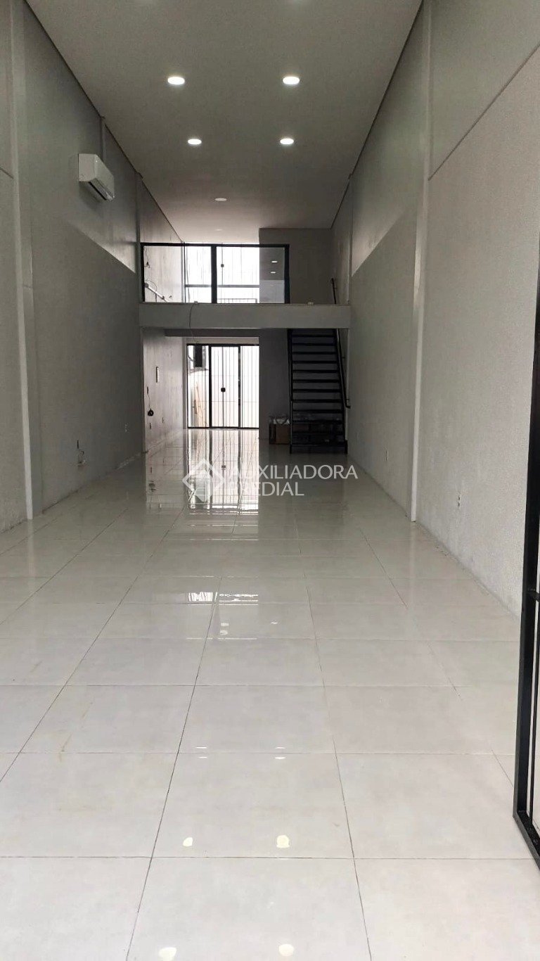 LOJA COM MEZANINO, RECÉM REEFORMADA À VENDA NO BAIRRO CENTRO CANOAS
